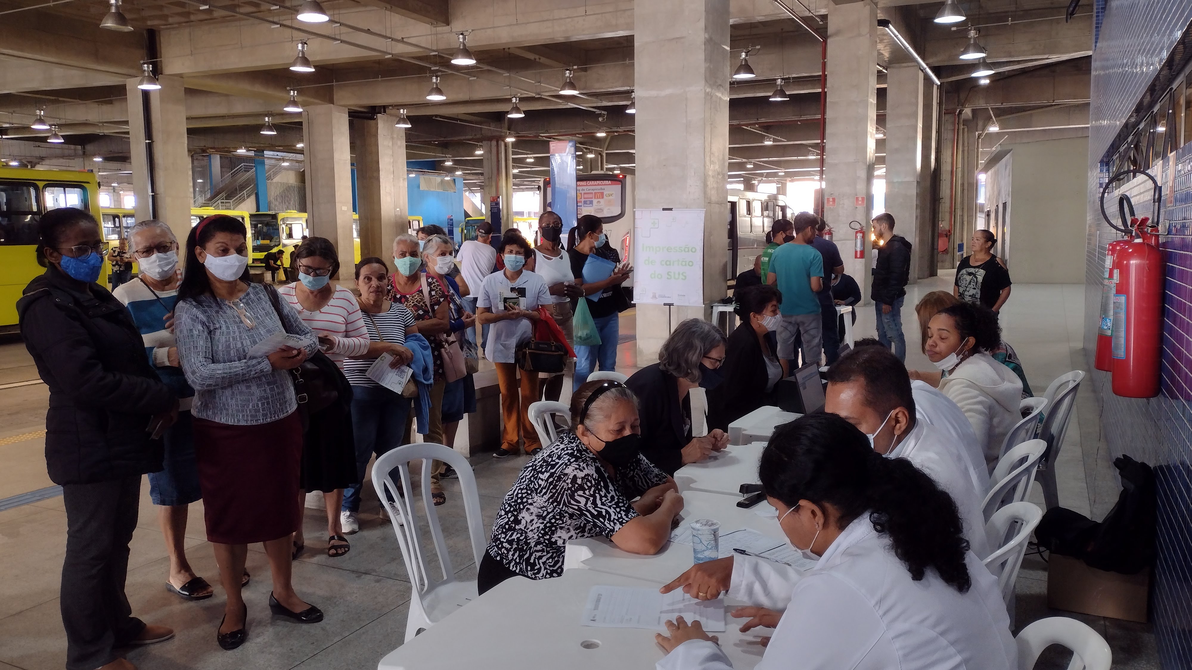 EMTU  Imprensa - Passageiros do Terminal Carapicuíba recebem ação