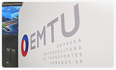 Placa com o logotipo de EMTU