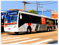 Foto de um ônibus rodando na via do corredor ADB